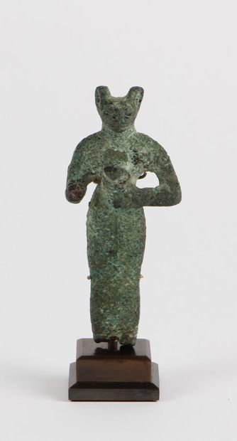null BASTET STANDING, dressed in a tight dress, presenting an aegis.
Bronze
Egypt,...