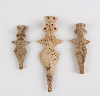 null Lot of three STATUTE of diademed idols with bird beak and pierced headdress.
Terracotta
Art...
