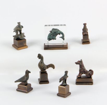 null Lot of seven MINIATURE ANIMALS: dog, eagles, rooster, fish and scorpion.
Bronze
Roman...