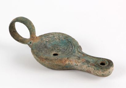 null OIL LAMP decorated with an eagle (Jupiter) on the disc, raised ring handle.
Bronze
Near...