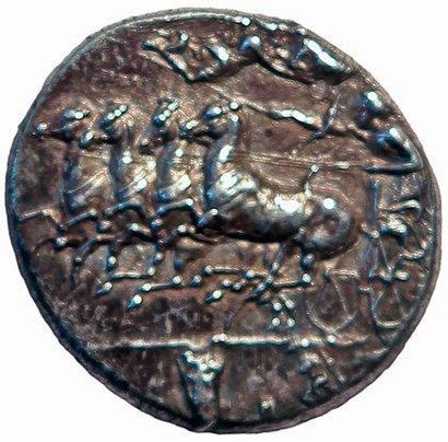 SYRACUSE Décadrachme (405-380 av. J.-C.) du type d'Evaïnète. 43,25 g. Tête d'Aréthuse...