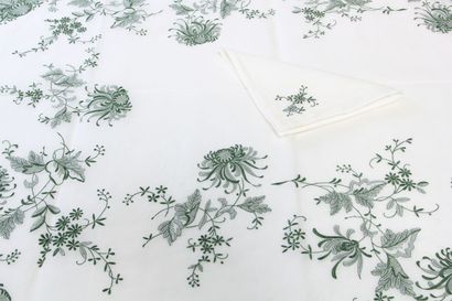 NAPPE en organdi blanc brodée de chrysanthèmes...