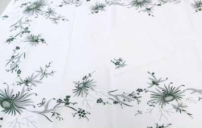 null Grande NAPPE en mousseline blanche brodée de fleurs vertes. Avec douze serviettes...