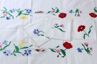 null NAPPE en coton blanc brodée de fleurs des champs. Avec douze serviettes assorties.

Dim. :...