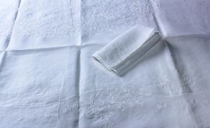 null Grande NAPPE en organdi blanc brodée blanc de guirlandes de fleurs, clochette...