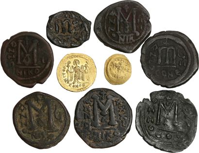 null Lot de 9 monnaies byzantines dont :

2 exemplaires en or : un solidus de Phocas...