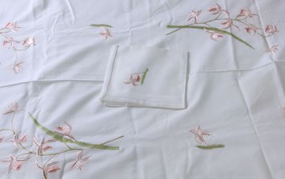 null Grande NAPPE en coton blanc brodée d'orchidées roses. Avec douze serviettes...