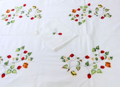 null NAPPE en coton blanc brodée de fraisiers, fleurs et fruits. Avec huit serviettes...