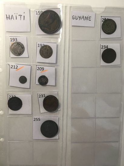 null Classeur de 138 monnaies variées en argent et métaux divers et 4 billets (Argentine)...