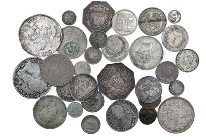 null Lot de 32 monnaies, jetons et médaillette, principalement en argent du XVIIIe...