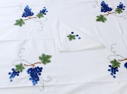 null Grande NAPPE en coton blanc brodée de raisins bleus et feuilles vertes. Avec...
