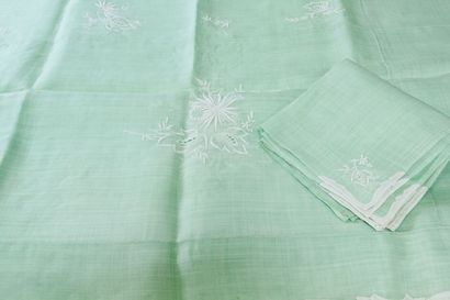 null Grande NAPPE en toile de coton vert brodé blanc. Avec douze serviettes assorties.

Taches.

Dim. :...