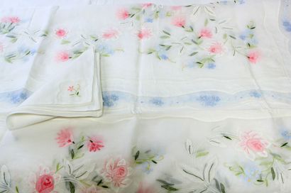 null Grande NAPPE en toile et organdi blanc avec incrustation au point turc de roses...