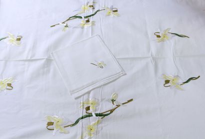 null Grande NAPPE en coton blanc brodée d'orchidées jaune et blanc. Avec douze serviettes...