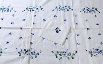 null NAPPE en coton blanc brodée de fleurs d'hibiscus. Avec douze serviettes assorties.

Dim. :...