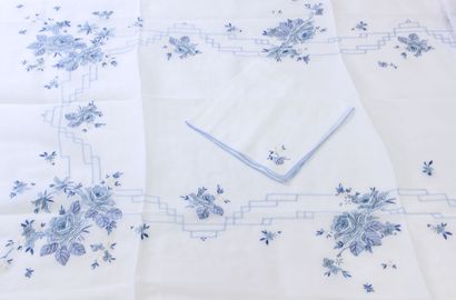 null NAPPE en tergaline blanche brodée de fleurettes bleues. Avec huit serviettes...