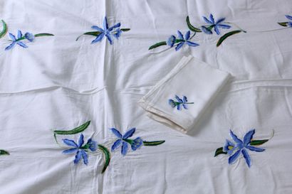 null Grande NAPPE en coton blanc brodée d'orchidées bleues et vertes. Avec seize...