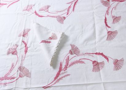 null NAPPE ovale en fil blanc brodé de chardons et roses. Avec douze serviettes assorties.

Dim. :...