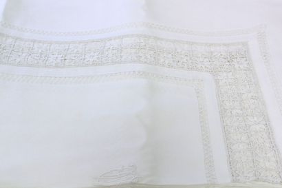 null Très grande NAPPE en granité de fil blanc avec larges dentelles et fils tirés...