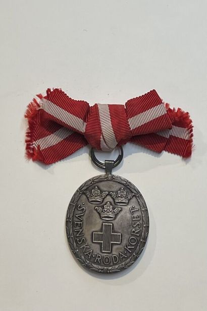null RED CROSS (SWEDEN) 

Badge of the Red Cross, for lady. 

Silver medallion. Stamp...