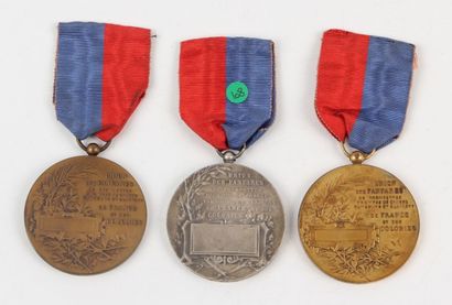 null Trois médailles de l'Union des Fanfares de France et des Colonies 

En bronze,...