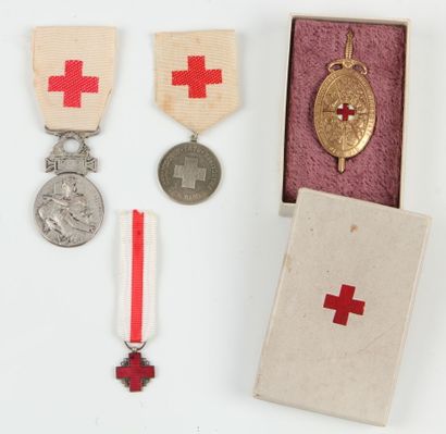 null CROIX ROUGE 

Ensemble de quatre pièces dont insigne des alliés de la Croix-Rouge...