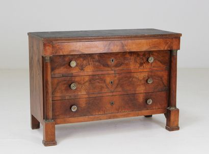 null COMMODE en noyer et placage de noyer ouvrant par quatre tiroirs, les montants...