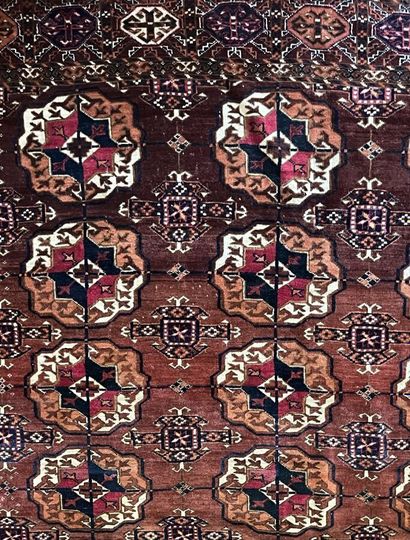 null Grand TAPIS Boukhara à décor de güls sur fond brun

308 x 222 cm