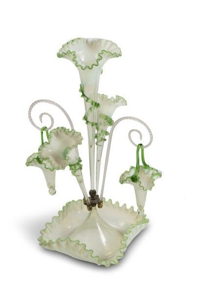 null Center of table in milky opaline glass and green nets, it presents three corolla...