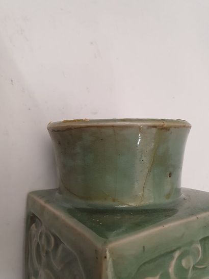 null PIED DE LAMPE formé d'un vase cong en porcelaine émaillée céladon à décor en...