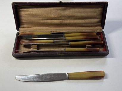 null Twelve large silver plated KNIVES, filets model.

Seven large KNIVES with composition...