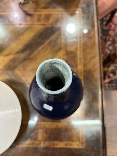 null VASE globulaire à long col en porcelaine émaillée bleu.

Chine, XIXe siècle,...