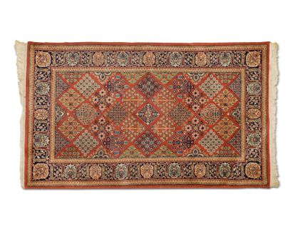 null Lot de trois TAPIS d'orient dont un turkmène avec quatre médaillons dans une...