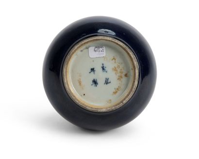 null VASE globulaire à long col en porcelaine émaillée bleu.

Chine, XIXe siècle,...