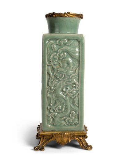 PIED DE LAMPE formé d'un vase cong en porcelaine...