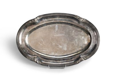 null Oval silver platter with strong thread molding and leafy clasps with seed, the...