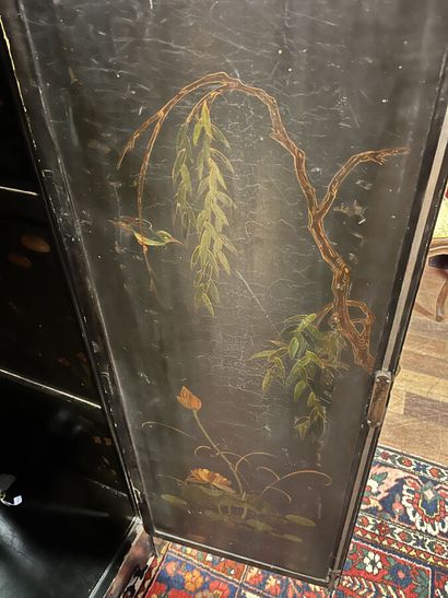 null Petite ARMOIRE à deux portes en bois laqué noir ou cuir à décor en application...