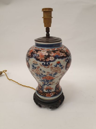 null VASE balustre en porcelaine à décor floral Imari.

Chine, XIXe siècle

Monté...
