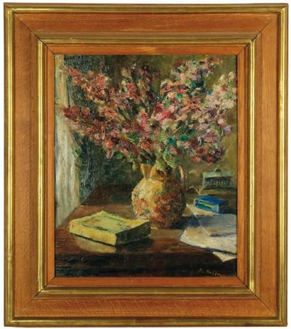 Maurice DELTOUR, XXe siècle Bouquet de fleurs avec des livres. Huile sur panneau...