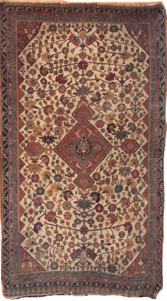 null TAPIS du TURKESTAN à décor de grands branchages fleuris polychromes sur fond...