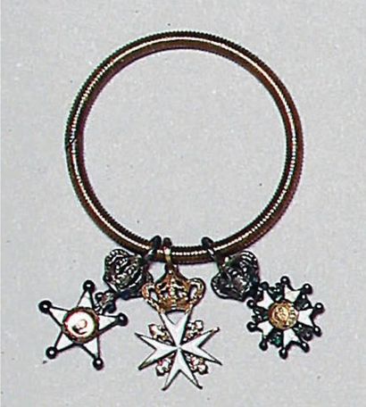 FRANCE Grand anneau strié et ouvrant, 27 mm de diamètre, en or, portant trois décorations...