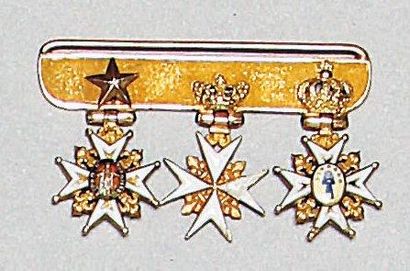 FRANCE Barrette de trois décorations miniatures suspendues par des charnières à une...