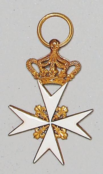 FRANCE Croix de chevalier de l'époque de la Restauration, 33 x 49 mm, en or ciselé...