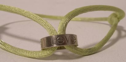 CARTIER Bracelet en or blanc 18K "Baby Love" et soie vert anis - Poids: 3 g - Ecrin...