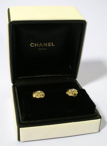 CHANEL Boucles d'oreilles en or jaune 18k et diamants "Camélia" - 1,2 cm - Poids:...