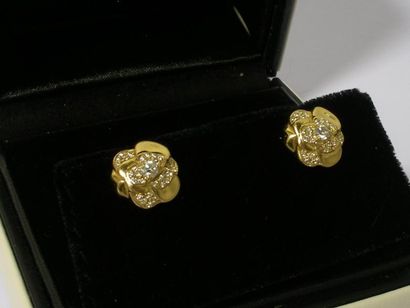 CHANEL Boucles d'oreilles en or jaune 18k et diamants "Camélia" - 1,2 cm - Poids:...