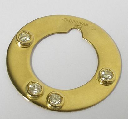 DINH VAN Pendentif en or jaune 18k "Cible" - 4 diamants de 0,10 ct - Diamètre: 2,8...