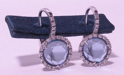 POMELLATO Paire de pendants d'oreilles (percées) en or blanc 18k, brillants et topaze...