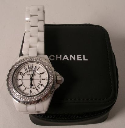 CHANEL Montre à quartz pour femme "J12", céramique blanche et lunette sertie de diamants...