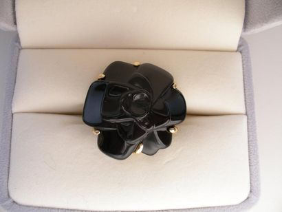 CHANEL Bague en or jaune et onyx "Camélia" G.M. - Taille 51 - Poids brut: 20,5 g...